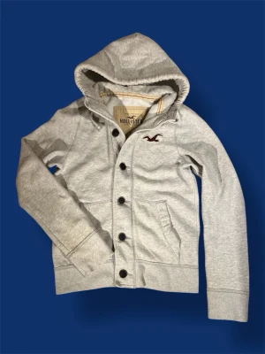 Hollister hoodie  - Nu säljer vi en otroligt fet Hollister hoodie i storlek S! Skicket är otroligt bra! Tveka inte på att höra av dig vid minsta fundering! 🤩✌️