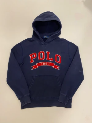 Marinblå Ralph Lauren hoodie S - Marinblå Polo Ralph Lauren hoodie med tryck //  Storlek S //  Mycket bra skick //  Skriv vid minsta fråga eller fundering🤝
