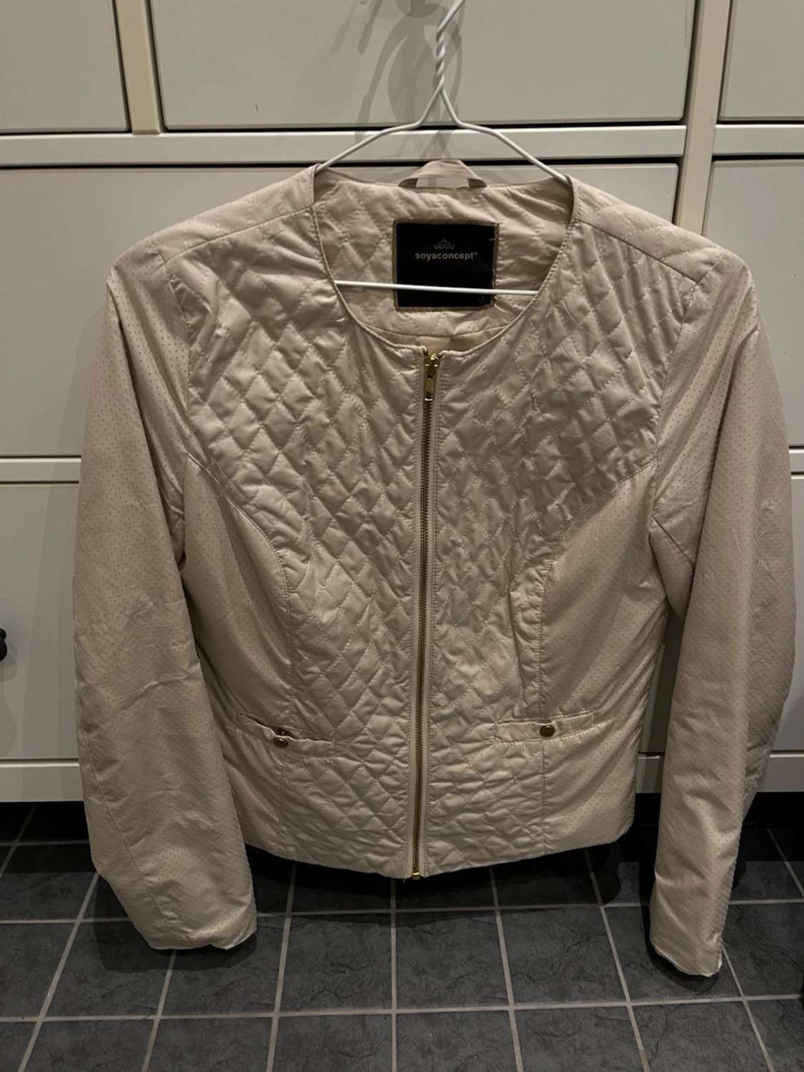 Beige quiltad jacka från Soyaconcept