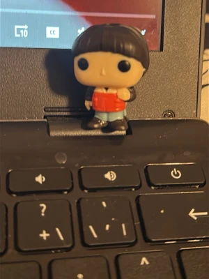 Will, ink Will upside down - Säljer en liten röd dunväst som syns på en figur. Västen har en klassisk look med enkel design och är i en stark röd färg. Perfekt för dig som gillar detaljer till samlingen eller vill ha något unikt till din figur.