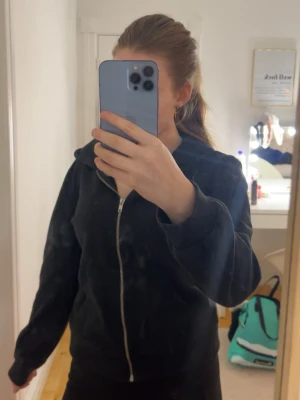 Svart zip hoodie - Svart zip hoodie från lager 157. Säljer för att den aldrig kom till användning. Bra skick o använt 1-2 gånger.