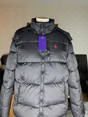 Ralph Lauren Jacka - Helt ny och oanvänd Ralph Lauren Pufferjacka, perfekt för den kalla vintern vi har nu. Oanvänd och taggarna sitter på, den är i storlek  M. Pris kan självklart diskuteras så kom med rimliga bud! ‼️Finns även i storlek L!