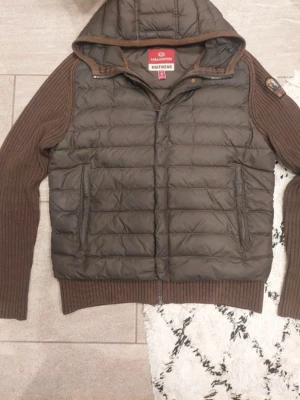 parajumpers cardigan - Säljer nu en riktigt skön parajumpers cardigan ✅ Denna cardigan tillverkas ej längre, vilket gör den rätt så sällsynt och lyxig💫 Den är väldigt varm, så skulle nog säga den passar mest för hösten✅ Den är i superbra skick och äkta, QR kod scannar och sådana modeller finns det ej fakes av💫 Har en katt i huset som du kanske såg på den första bilden, fast helt rökfritt hem✅ Skickas inom 24 timmar, kom med frågor och bud!💫✅