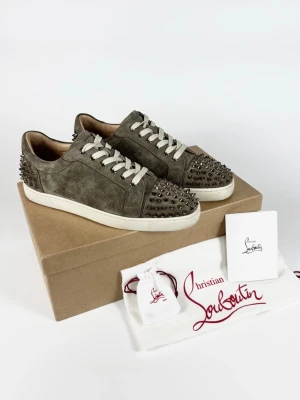 Christian Louboutin skor - | Säljer ett par Christian Louboutin Louis Junior Spikes sneakers i nyskick | Storlek: 42,5 | Allt original ingår | Hör av dig vid frågor eller funderingar