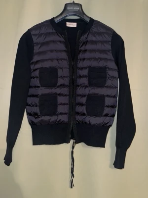 Moncler Cardigan  - Säljer min Moncler Cardigan i storlek  XS. Jackan är i super fint skicka och använd ett väldigt få tal gånger. Jackan kommer ifrån ett rökfritt samt djurfritthem och priset är diskuterbart❤️.