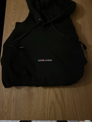 Saint Laurent hoodie  - Säljer min feta saint Laurent hoodie i strl S-M. Kom privat vid eventuella frågor! 