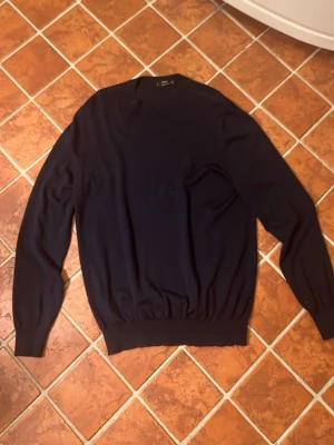 Mörkblå merinoullströja från Mango - Klassisk mörkblå tröja från Mango i mjuk merinoull. Enkel design med rund halsringning, ribbade muddar och lång ärm. Perfekt för dig som gillar stilrena och bekväma plagg med en clean look. Använd några enstaka gånger och inga defekter. Pris kan diskuteras 