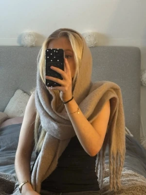 Beige ullhalsduk från Acne Studios - Supermjuk och fluffig beige/brun halsduk från Acne Studios med långa fransar i kanterna. Super mjukt material, 33% alpacka, 25% ull, 22% nylon och 20 % mohair💗