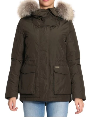 Olivgrön parkas från Woolrich med päls - Säljer en olivgrön parkas från Woolrich med stor huva och avtagbar pälsdetalj i äkta päls (Finn Fox). Jackan har två stora fickor framtill, dold dragkedja och tryckknappar. Nypris är 9000kr. Väldigt bra skick, knappt använd💗