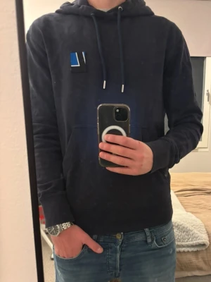  J.Lindberg hoodie - Tja! Säljer nu denna riktigt snygga hoodie ifrån J.Lindberg | Storlek~M | Färg~Marinblå| Jag på bilden är 182! | Hör av er vid minsta lilla fundering🙌