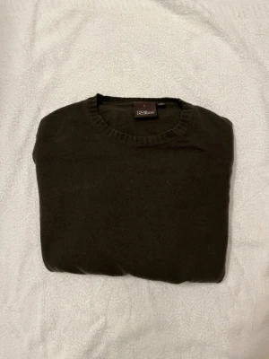 Oscar Jacobson tröja - Säljer en mörkbrun rundhalsad tröja från Oscar Jacobson, modell Valter Roundneck. Det står storlek L men den har krymt till S. Modell på bilden ör 175✨ löser snabb frakt som vanligt📦🚚 nypris på denna ligger på 1500kr💸