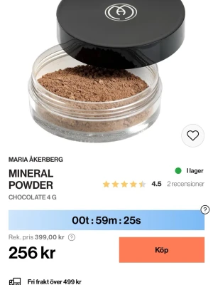 Maria Åkerberg Mineral Powder Chocolate - Mineralpuder i nyansen Chocolate från Maria Åkerberg. Kommer i en rund burk med svart lock och transparent botten. Färgen är varm brun, perfekt för att ge ansiktet en solkysst look. Innehåller 4 gram och är baserad på naturliga mineraler.