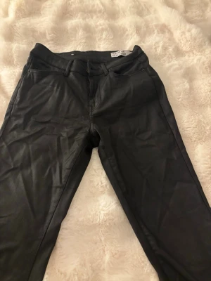 Svarta lågmijade skinnbyxor från Vero Moda - Skinnbyxa💕