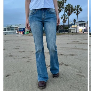 Brandy Melville Jeans - Populära snygga blå bootcut jeans från Brandy Melville som jag inte längre använder. Tvättad blå med ”sträck” på. Köpta för 450kr och är i bra skick💞💞de är one size, jag brukar ha 36 i jeans och de passar mig. Skulle säga att de passar folk som har storlek xs, s