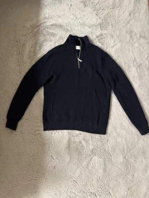 Marinblå half zip tröja  - Säljer en half zip tröja från Selected Homme. Använd ett fåtal gånger.  Hör av dig vid frågor!