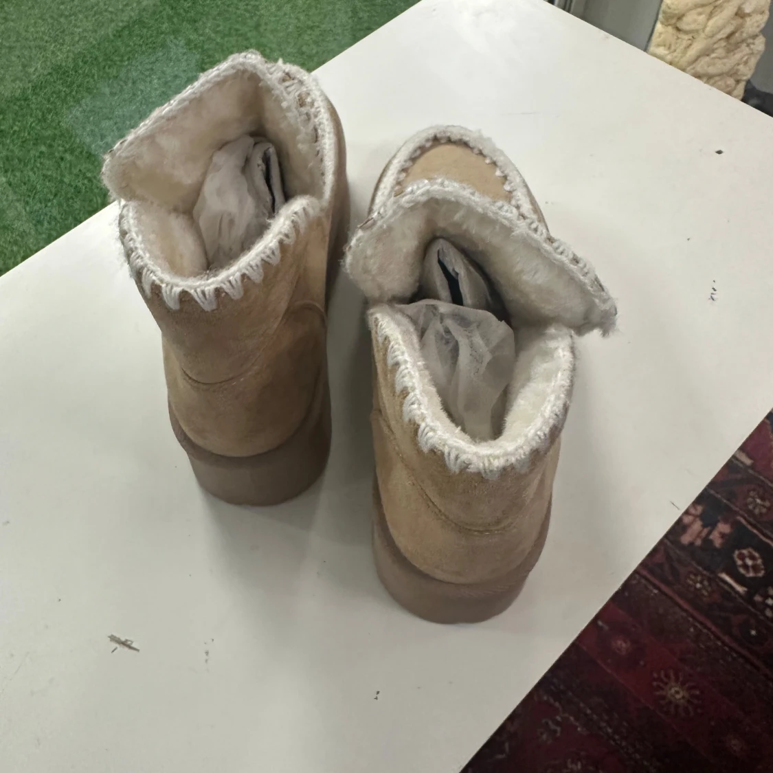 Beige boots med fårskinnsfoder - 1