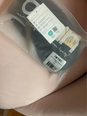 Svart ribbad seamless sport bh aim'n - Säljer en svart ribbad seamless sport bh från aim'n i storlek XL. Perfekt för träning och riktigt skön passform. Aldrig använd. Originalpris 359kr