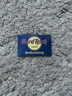 Hard rock kort - Tja! Säljer detta högt eftertraktat Hard Rock kort. Kortet gör att du får 50% rabatt varje gång du köper öl på hard rock dvs 45kr istället för 90. Detta är en bra investering om man drar till Hard Rock ofta och efter 20 öl kommer du istället börja tjärna tillbaka dina pengar! De kanske låter mycket men de e typ 4 utekvällar. Priset är hugget i sten säljer pågrund av att jag inte drar dit så mycket längre. Först till kvarn!!! Obs kategorier är endast placeholders för att nå ut till fler