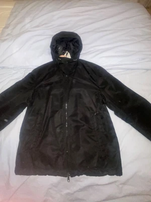 Svart jacka från Arket  - Säljer en svart jacka ifrån Arket. Höst/vårjacka som har använts sparsamt sen den köptes. Jag är 186 centimeter och jackan sitter bra på mig, den har en något boxig passform. 