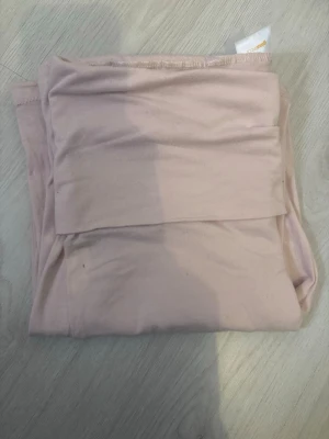 Ljusrosa yogapants - Säljer ett par ljusrosa yogapant från Gina Tricot. En enkel, clean design i mjukt bomullsmaterial. Perfekt för dig som gillar minimalistisk stil och vill ha något bekvämt och snyggt till sommaren.