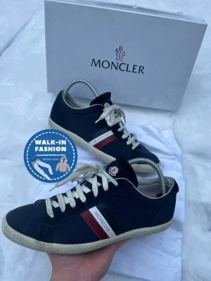 Moncler sneakers - Tja! Säljer nu dessa sjukt snygga moncler skor i absolut toppskick! Skick 9/10 riktigt br- med små tecken på användning som knappt syns. Nypris ligger runt 6000kr men säljs nu för 1499kr. Hör av er vid minsta lilla fundering!