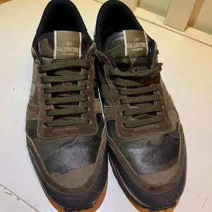 Valentino Rockrunner  - Storlek 42,5 men passar även 43–43,5 mycket bra. Skorna är i väldigt bra skick med lätt bruksspår på sulan. 100% äkta Valentino Garavani. Stilrena och bekväma sneakers av hög kvalitet.  Pris kan diskuteras vid snabb affär
