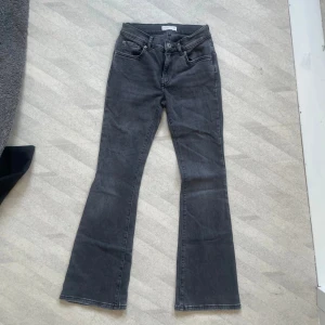 Gina lågmidjade jeans - Gråa perfect jeans från Gina, bra skick, använt några gånger, säljer pga försmå💕