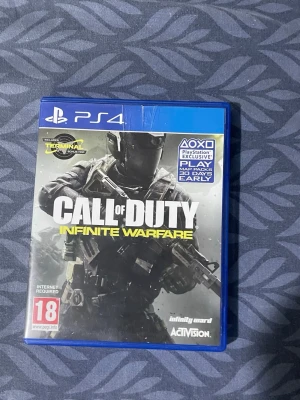 Call of Duty: Infinite Warfare (PS4) - Call of Duty: Infinite Warfare till PS4 i bra skick. Komplett med fodral, skiva och digitalt innehåll. Skivan ser ut att vara i gott skick utan synliga repor. Spännande FPS med exklusivt bonusinnehåll. PEGI 18.