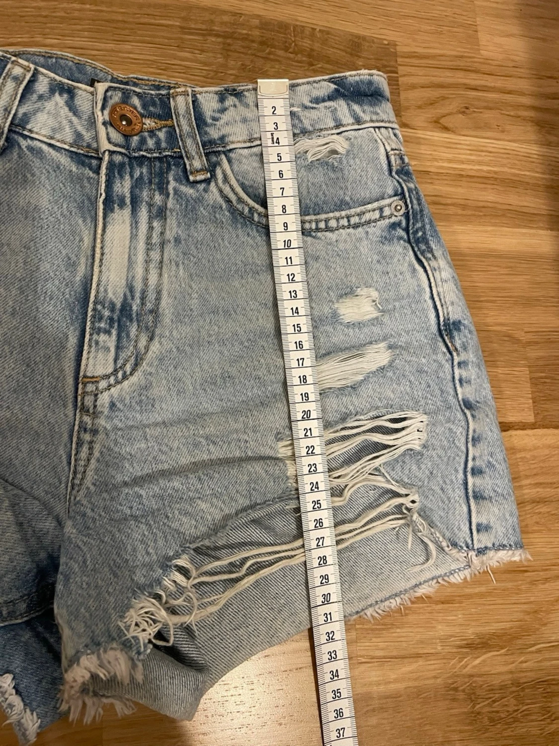 Högmidjade ljusblå jeansshorts - 4