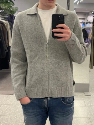 Overshirt/kofta från arket - Säljer en kofta/cardigan från arket i mycket bra skick, använd fåtal gånger