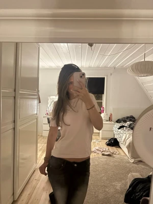 Ljusrosa basic t-shirt - Enkel och stilren ljusrosa t-shirt med rund hals och korta ärmar. Perfekt till jeans eller shorts för en avslappnad look. T-shirten är i mjuk bomull och har en normal passform.