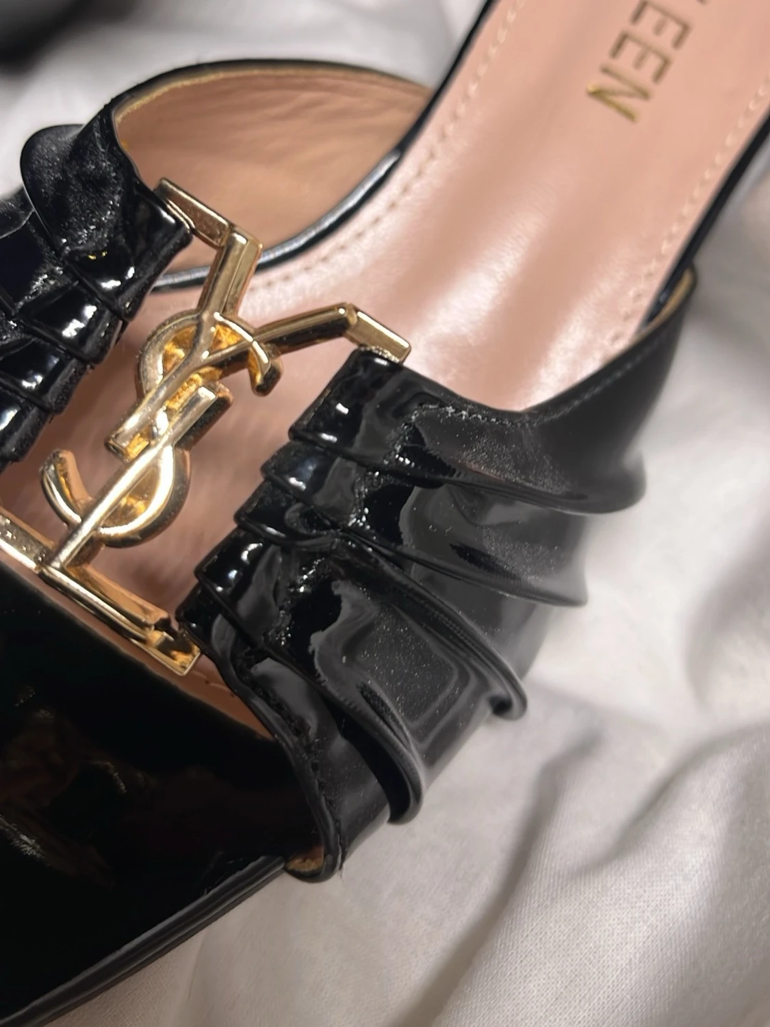 Svarta lackade klackar med gulddetalj - 1