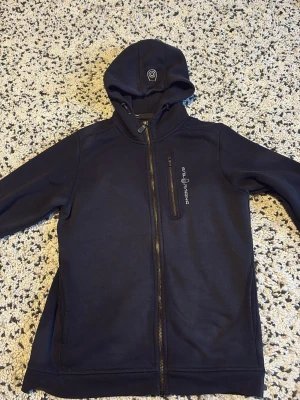 Hoddie från Sail Racing  - Säljer denna tröja från Sail racing, det står 170 på insidan men skulle uppskatta de som lite stöttre egentligen så de kan passa större storlekar också. Kan diskutera pris vid snabb affär givetvis 🥂
