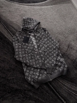 LV hoodie - Lätt och bekväm med väldigt skönt material