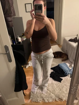 Två low waist mjukisbyxor från lager 157 - Säljer två low waist mjukisbyxor från lager 157 i storlek xxs. Säljes för att dom är för små. Dom gråa är lite noppriga men går att få bort med noppermaskin ifall man vill det. Båda två säljs tillsammans för 149kr, priset kan sänkas vid snabbaffär