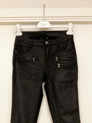 🍒Skinnbyxor (Imitation) - 🍒EVERFROST GLOW🍒Snygga skinnbyxor (imitation) med slim passform och medelhög midja i väldigt fint skick. Kommer i ett stretchigt tyg med coatad yta. Stl 36, men passar mer som 38-40. Snygg stylad till vinterns outfits🍒