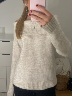 Offshoulder stickad tröja - Nu säljer jag denna mysiga offshoulder tröjan från Gina Young🩷jätte fin passform med stretchigt material som kan passa större storlekar💋💋lite nopprig pågrund av användning men annars fint skick!