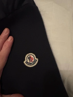 Mörkblå Moncler cardigan jacka S - Säljer en mörkblå cardigan jacka från Moncler i storlek S. Priset kan diskuteras för en snabb affär