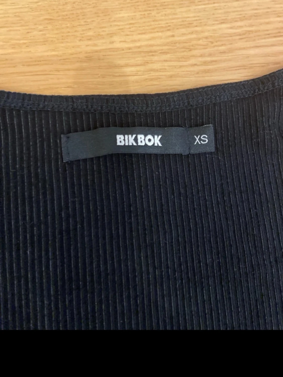 Svart ribbad cut out klänning Bik Bok - 3