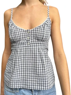 Rutig linnetopp från brandy Melville - Supersöt rutig linnetopp ifrån brandy Melville med knyten i ryggen. Den är rutig i blått och vitt och perfekt till sommaren. One size men passar XS/S. Kom privat vid frågor❤️