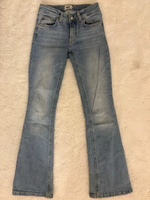 Bootcut ljusblå jeans från 157 - Ljusblå bootcut jeans från 157  normal passform. Jeansen har en snygg tvättad look och är tillverkade i mjukt denimtyg. ❗️🌸modellen heter Low men dom är lite mer åt midwaisthållet