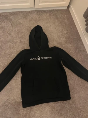 Hoodie ifrån Sail racing - Säljer en svart hoodie ifrån sail racing i stlk 170! Passar även som en S❣️ hör av er vid frågor 🥰