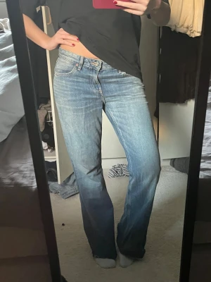 Flare jeans zara - Zaras trendiga flare jeans trf sååå fina jag är 170 brukar ha 36-38❤️