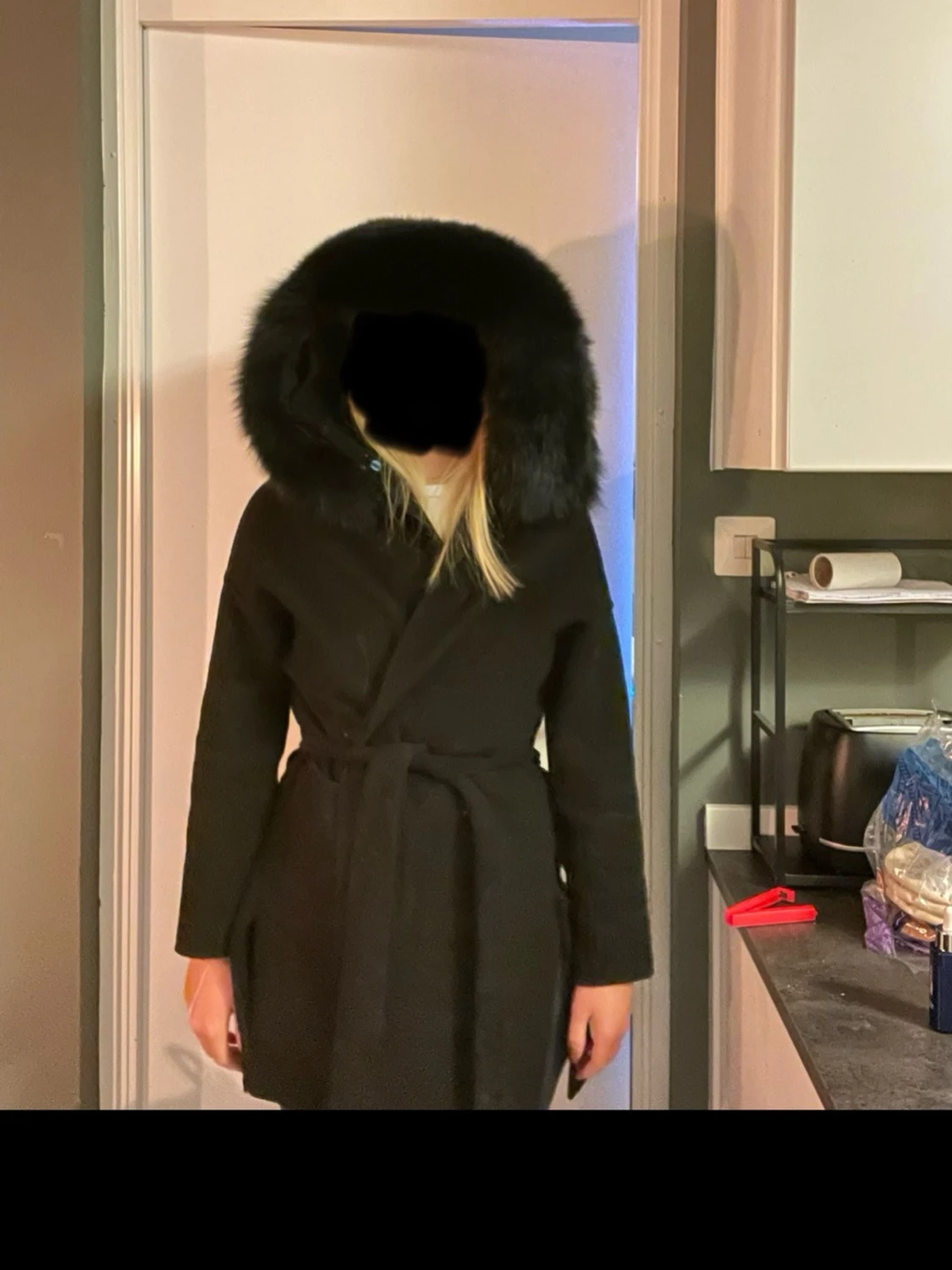 Svart kappa med stor pälshuva