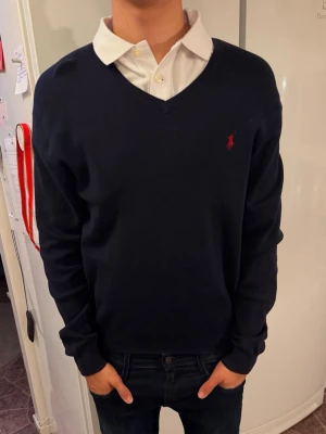Ralph Lauren tröja  -  Ralph Lauren tröja storlek m  Skick enligt bild  Modellen är 180 cm
