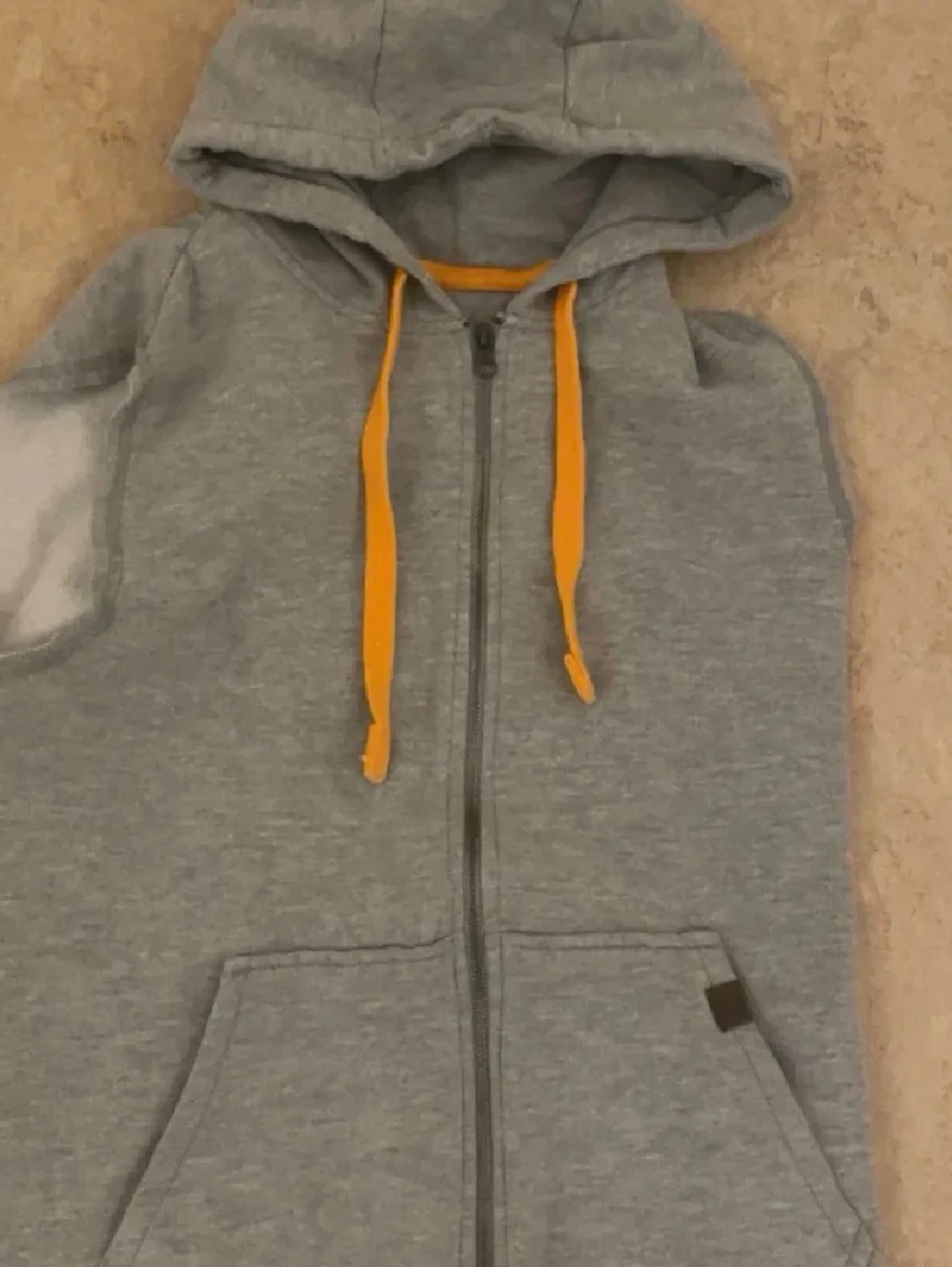 Grå ärmlös hoodie med orange snören - 2