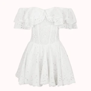 Vit offshoulder kortklänning med volang - Klänning från design by amor! helt ny bara provad och fel storlek flr mig!❣️ Superfin vit kortklänning med offshoulder och stora volanger upptill. Klänningen har broderade detaljer och är tillverkad i luftig bomull, perfekt för varma dagar. Den har en feminin och lekfull look som verkligen sticker ut.