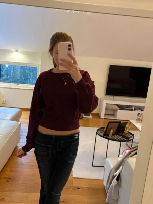 Vinröd tröja - Säljer den här jättefina vinröda tröjan från Gina som sitter åt i midjan, tröjan är i bra skick och säljer den för 250(pris kan diskuteras)
