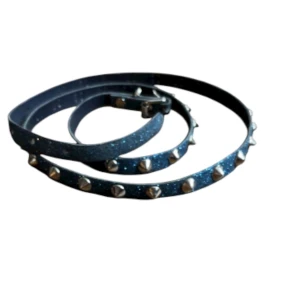 Nitskärp - Blått glittrigt skärp med nitar💙