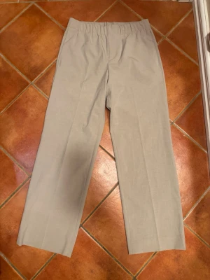 Kostymbyxor med vida ben HM - Väldigt fina kostymbyxor från HM med avslappnad passform / vida ben men skulle inte säga baggy känsla som på jeans.   #Y2K #90s #vintage #retrostyle #rare #unikat #prelovedfashion #streetwear #casualstyle #archive #sport #gym #outdoor #tiktok #viral #grunge #2000s #aesthetic #core #classic #opium #rap #swag